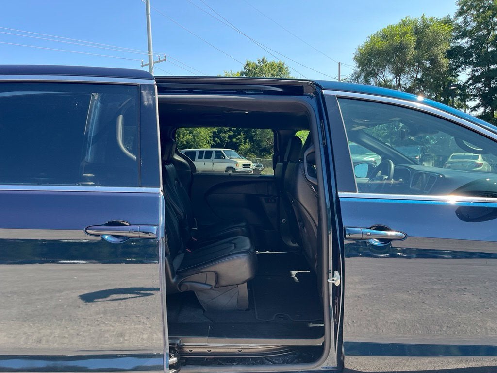2025 Chrysler Pacifica Select